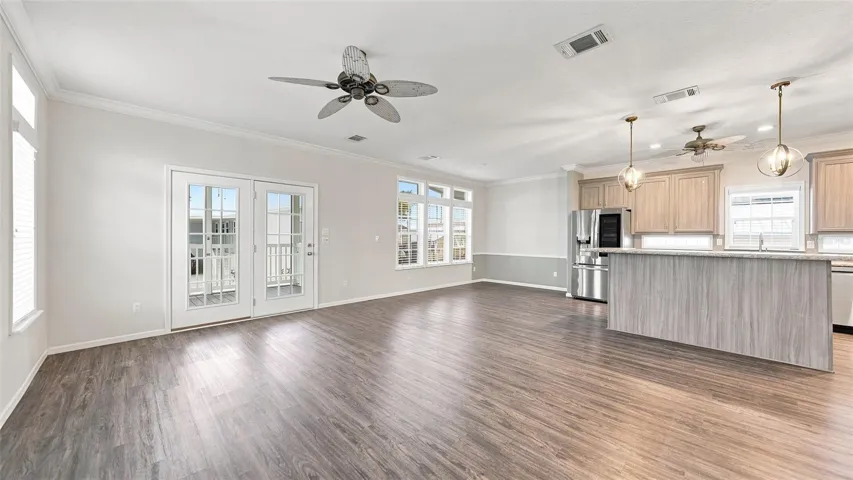 Ample windows throughout gives loads of light