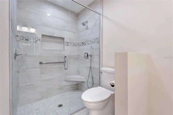 ensuite bathroom 1 (b)