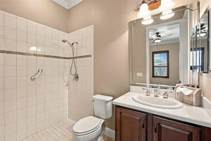 Guest bedroom #1 en-suite bathroom