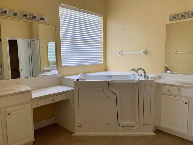 MASTER BATHSEPARATE VANITIES
