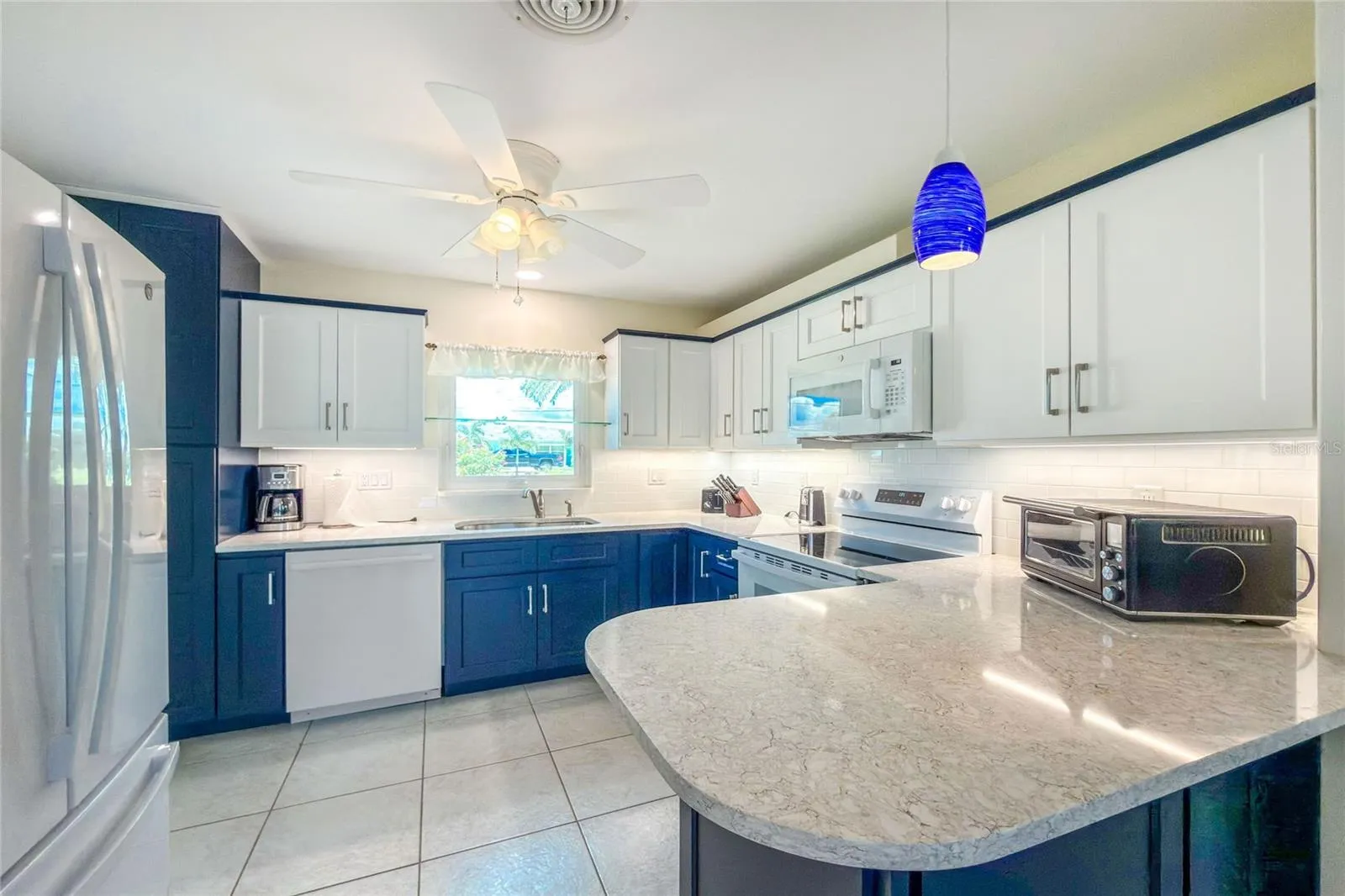 KITCHEN, BREAKFAST BAR