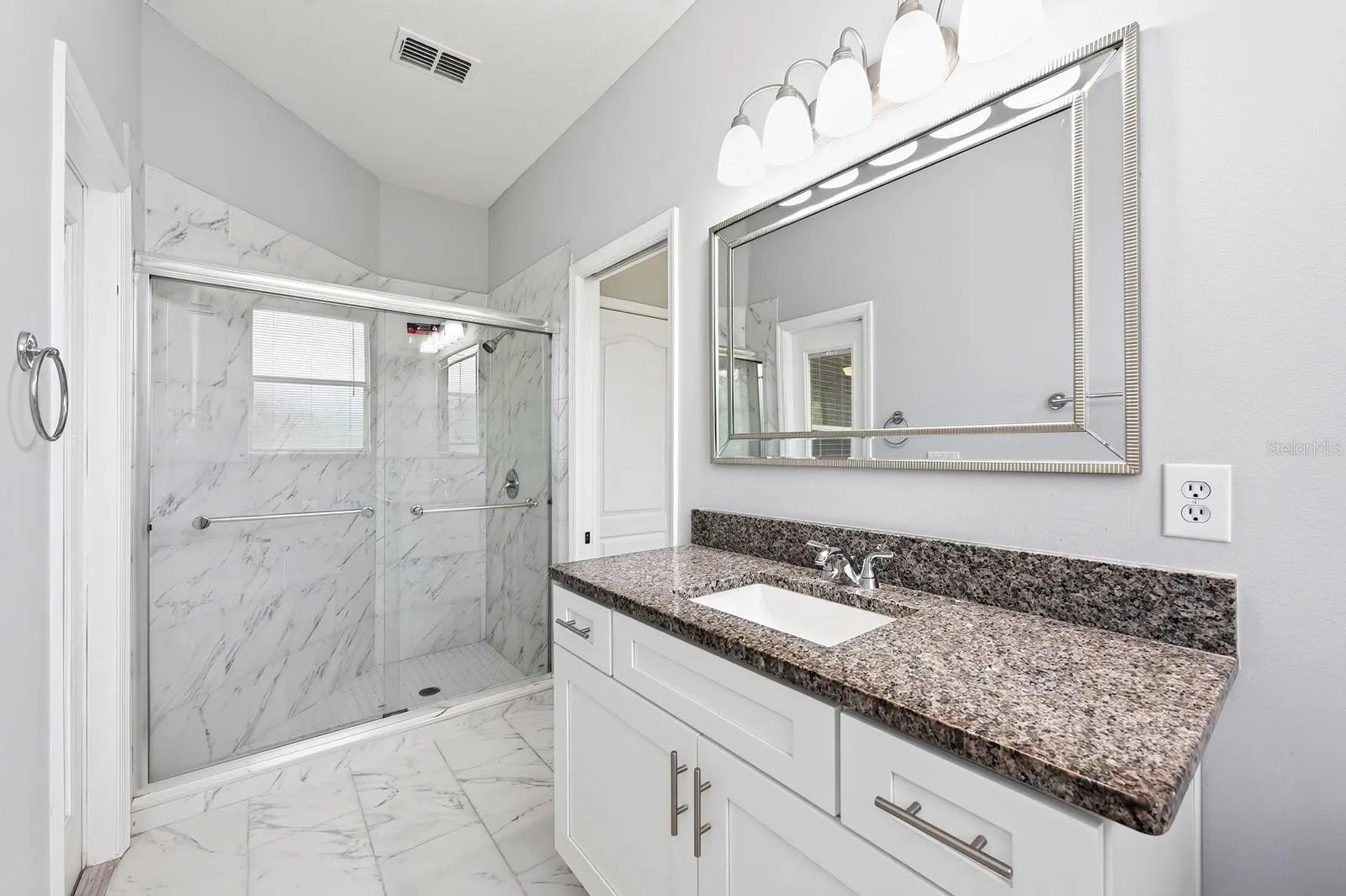 Second full/en-suite/pool bath.