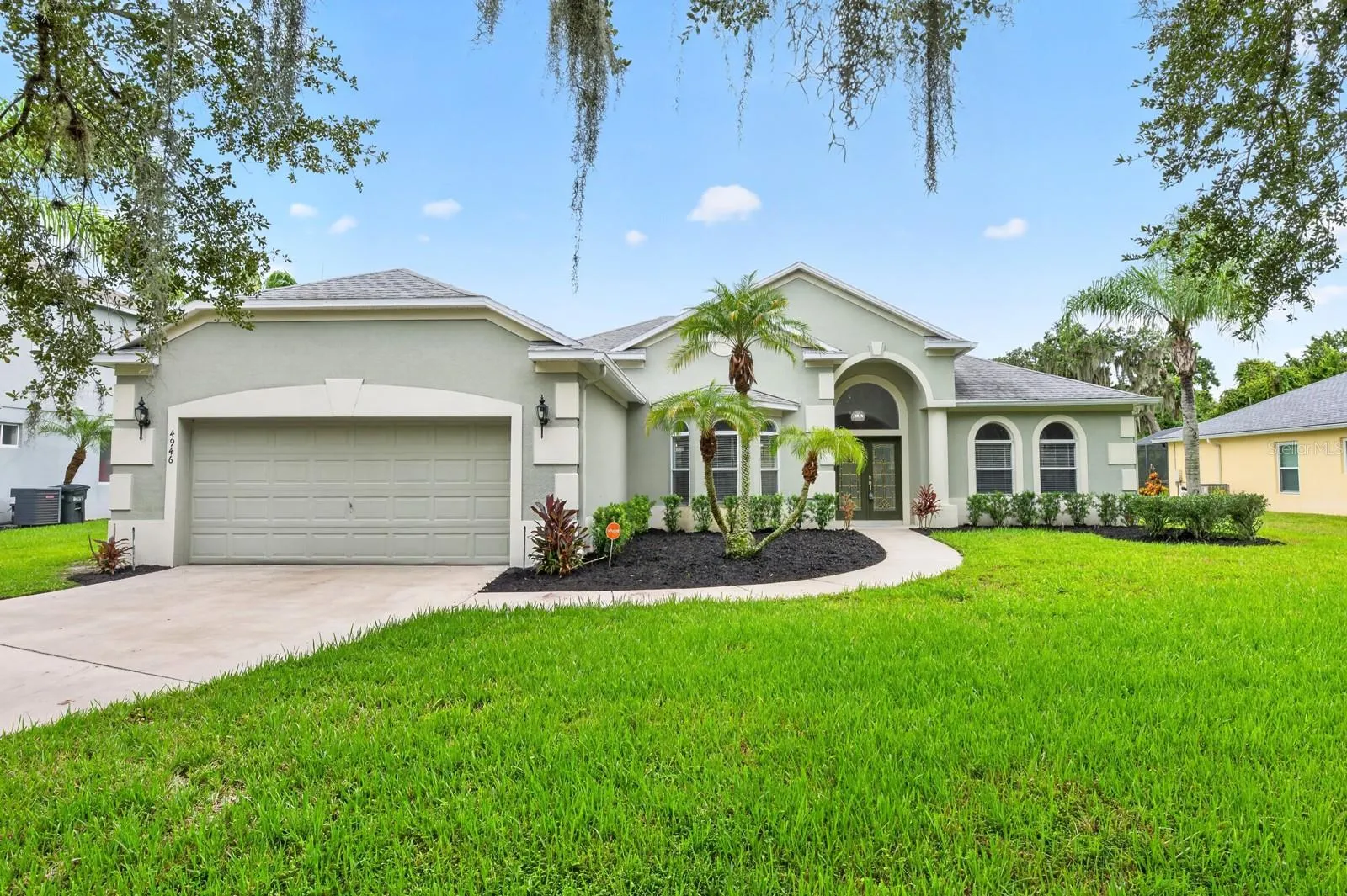 A premium .24 ACRE POND LOT, flexible 4-BEDROOM, 3-BATH layout and beautifully updated interior make this single-story East Lake Cove home an easy standout!