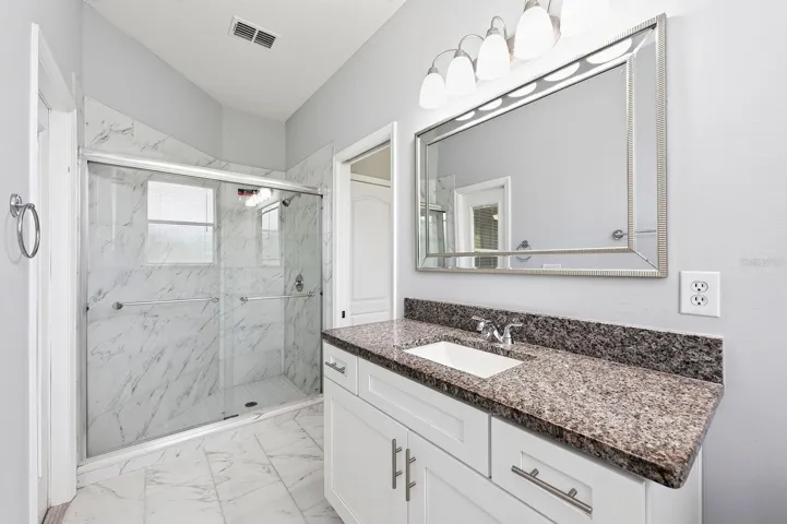 Second full/en-suite/pool bath.