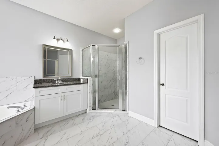 Primary en-suite bath.