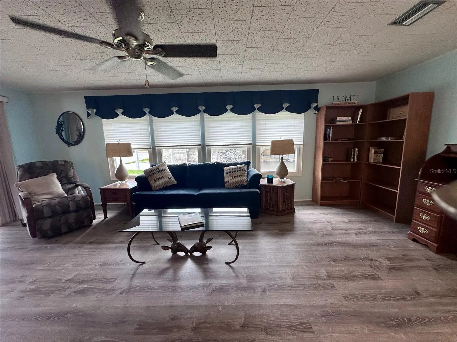 Large Spacious Living Room