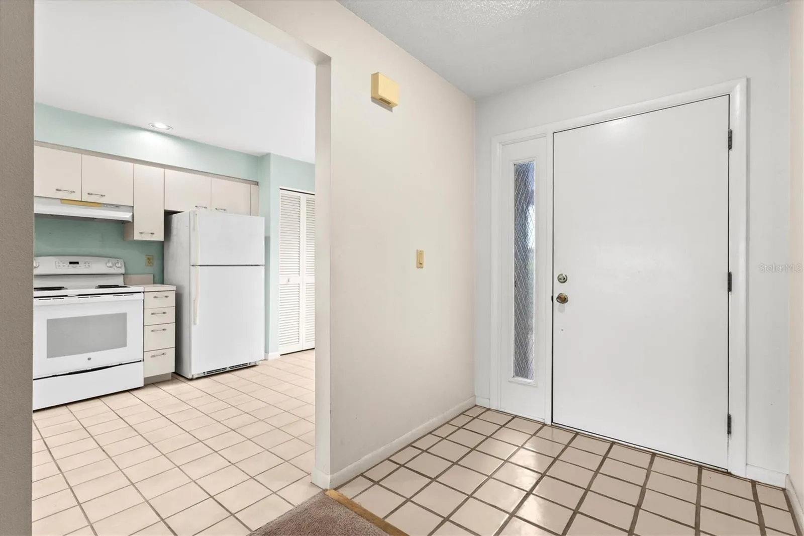 Foyer/kitchen