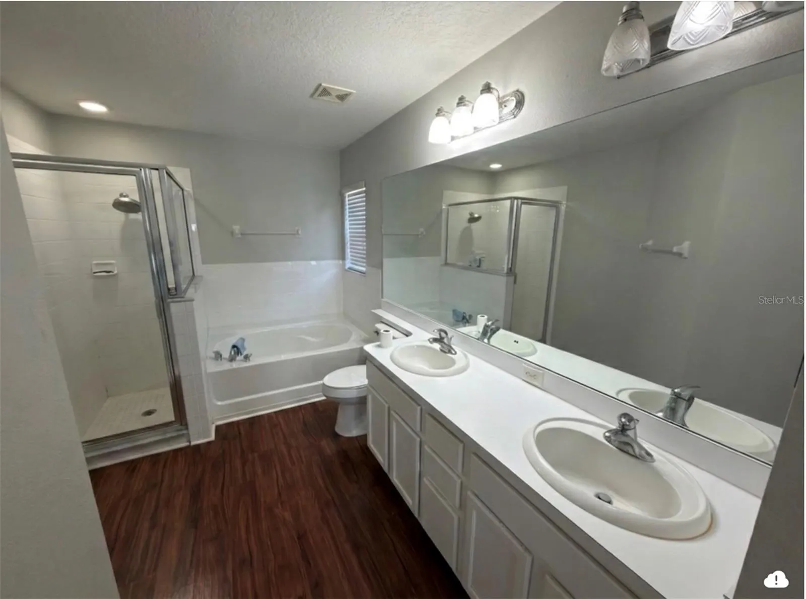 Primary Bathroom (First Floor)