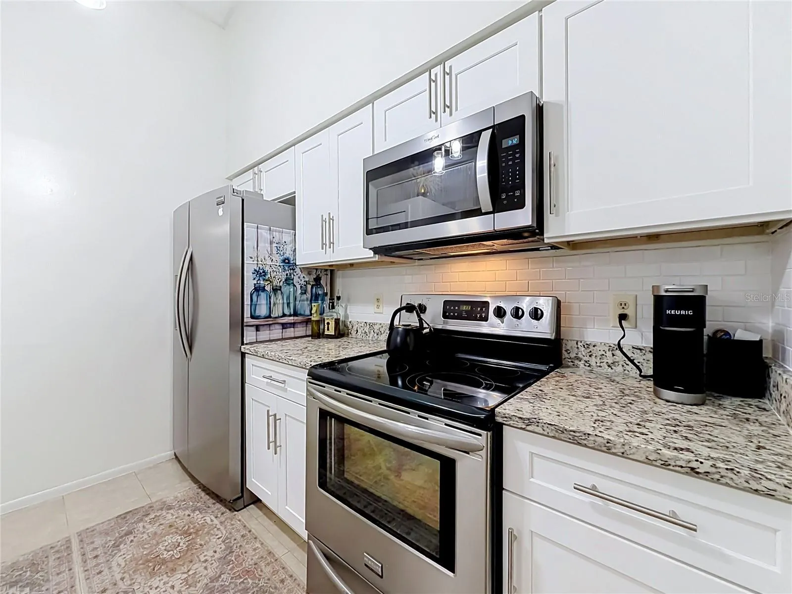 Gorgeous modern backsplash pulling all the colors together nicely in the Kitchen.