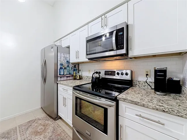 Gorgeous modern backsplash pulling all the colors together nicely in the Kitchen.
