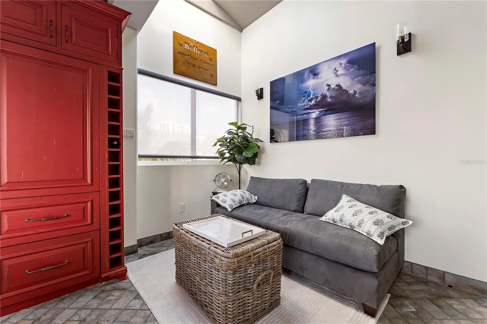 4th level full kitchen + Bonus space with city views!