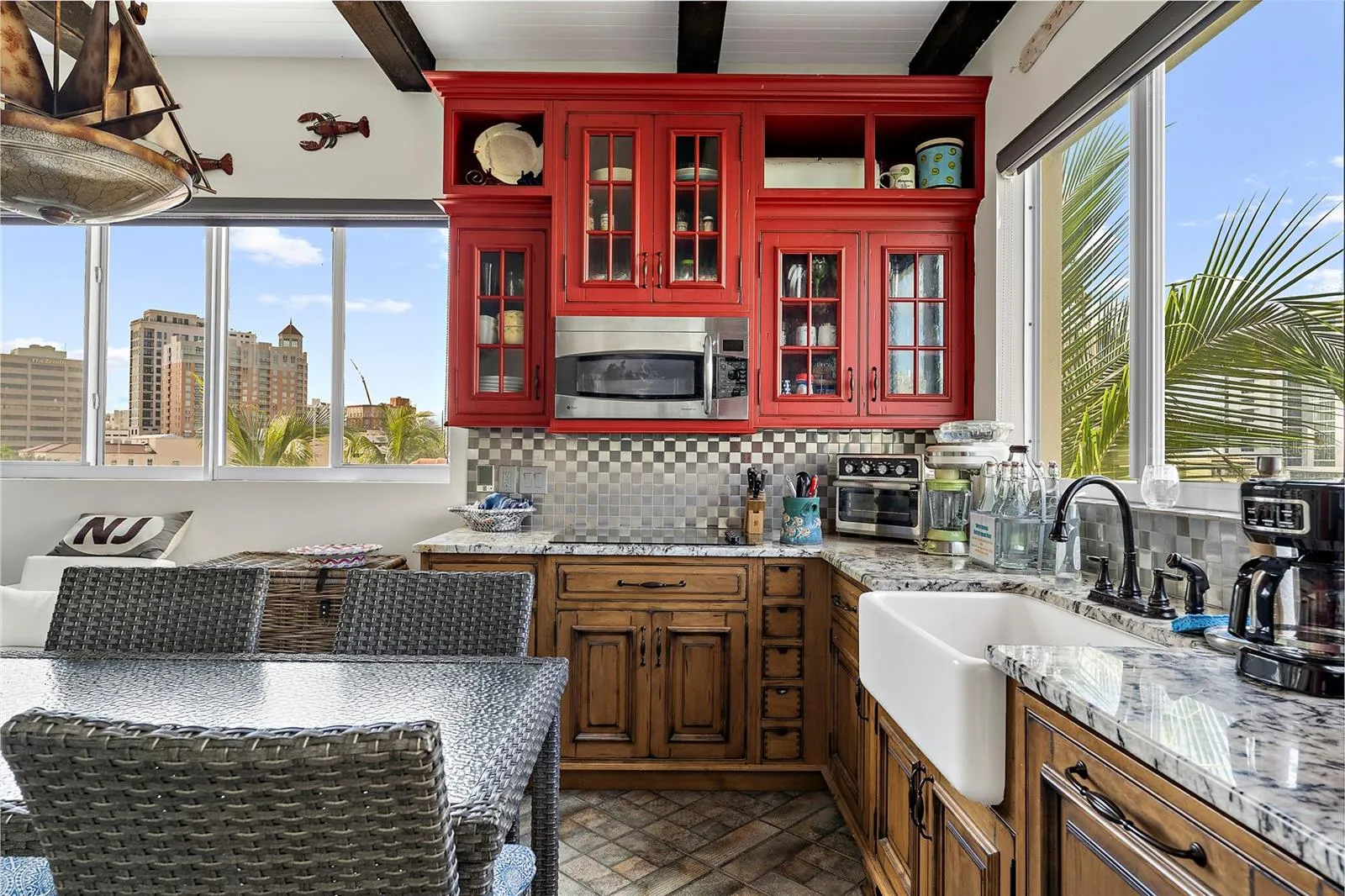4th floor full kitchen + Bonus space with city views!