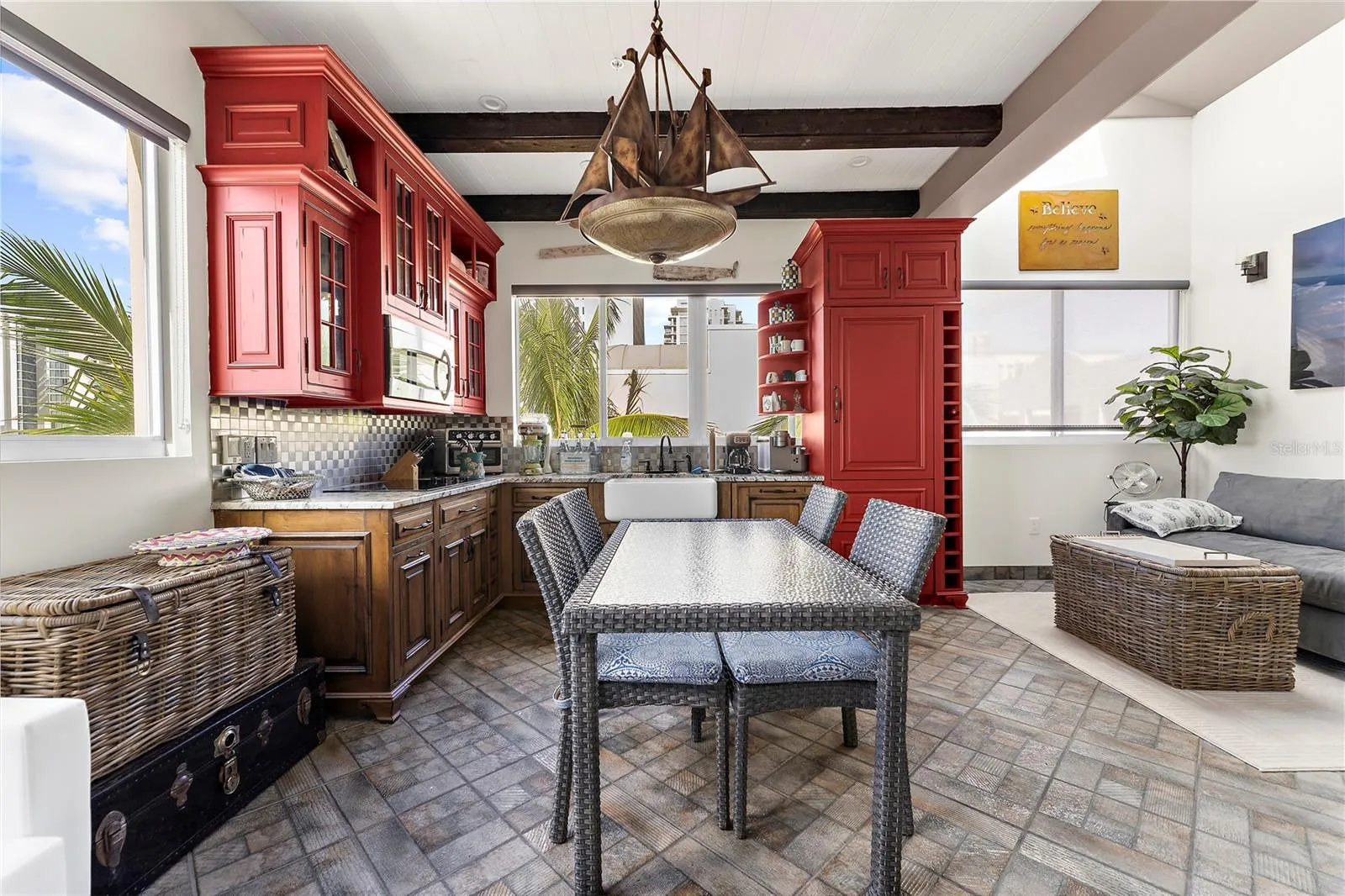 4th floor full kitchen + Bonus space with city views!