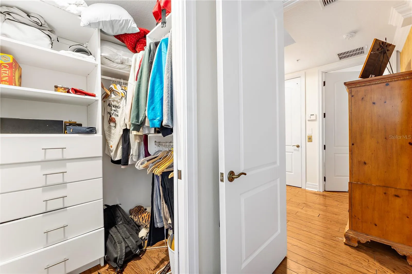 Guest bed 2 closet (2nd floor)