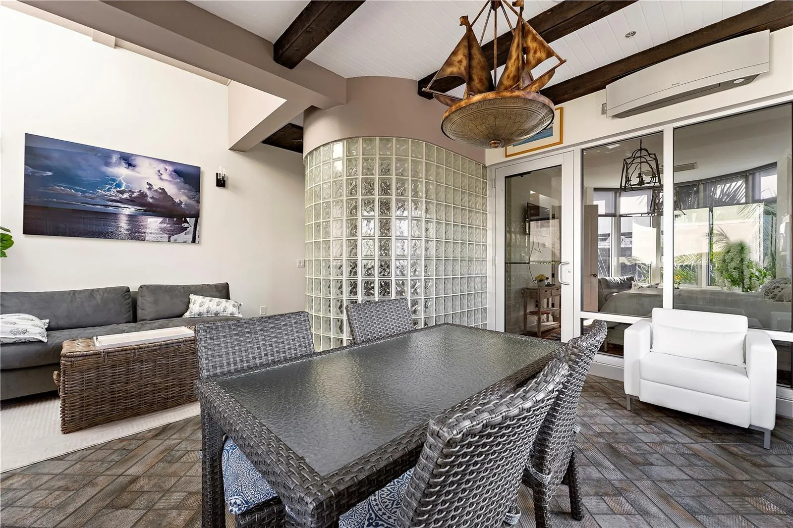 4th level full kitchen + Bonus space with city views!