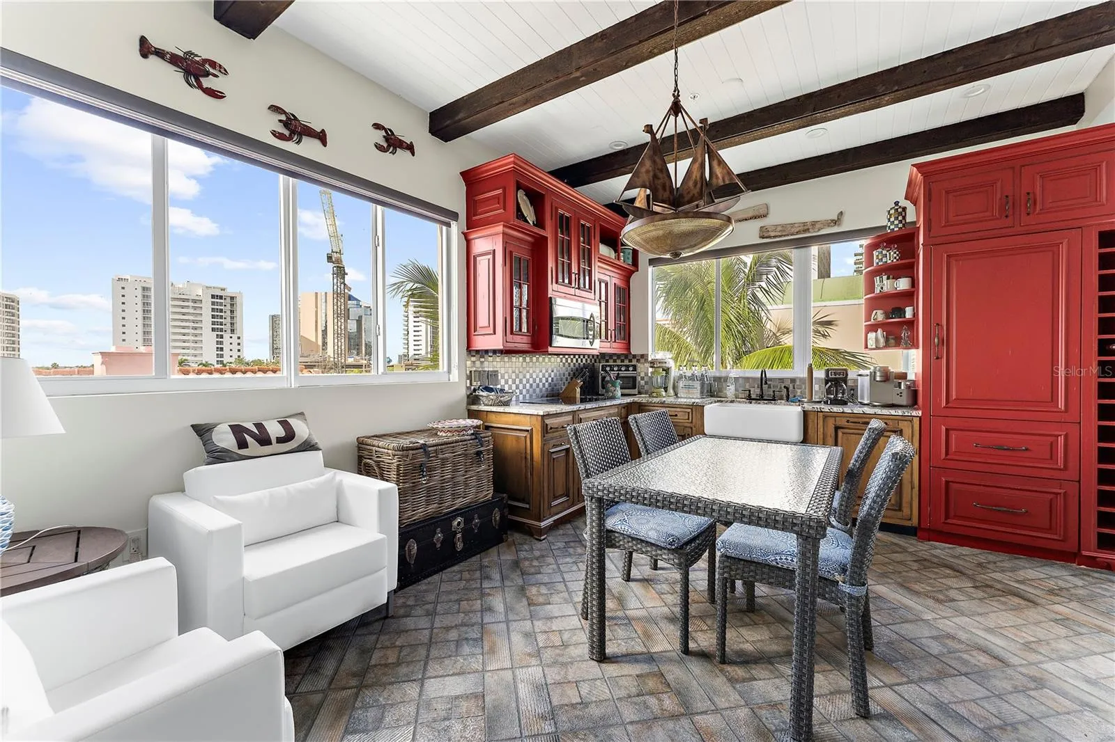 4th floor full kitchen + Bonus space with city views!
