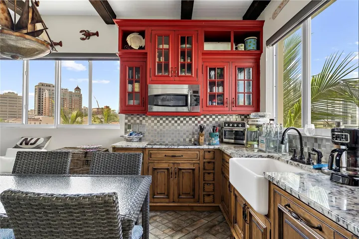 4th floor full kitchen + Bonus space with city views!