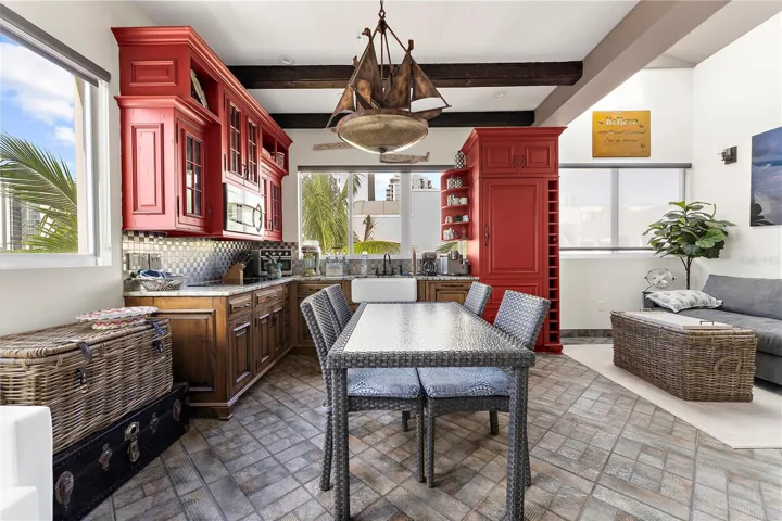 4th floor full kitchen + Bonus space with city views!