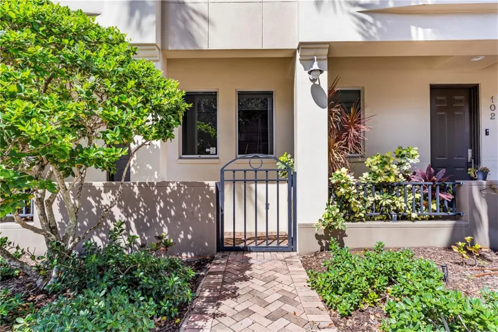 Private entry from Coconut Ave