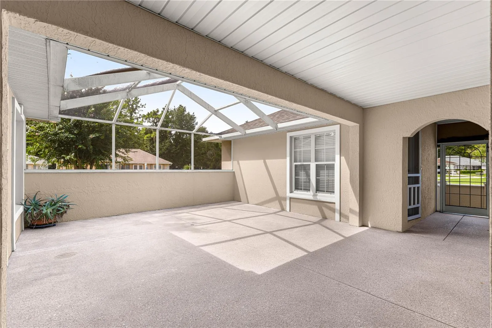 Covered Outdoor Lanai and Birdcage
