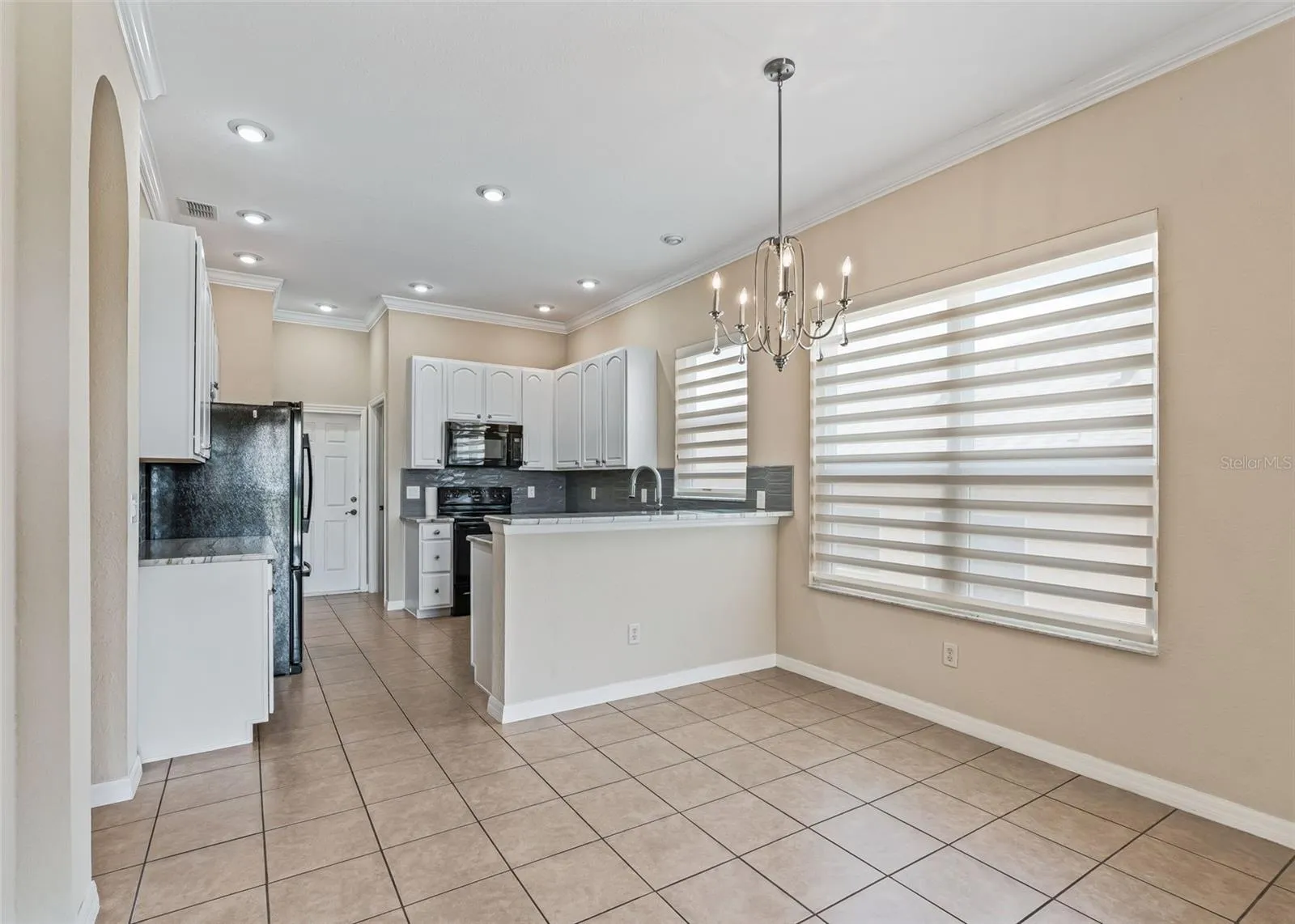 Eat in Kitchen w/Crown molding