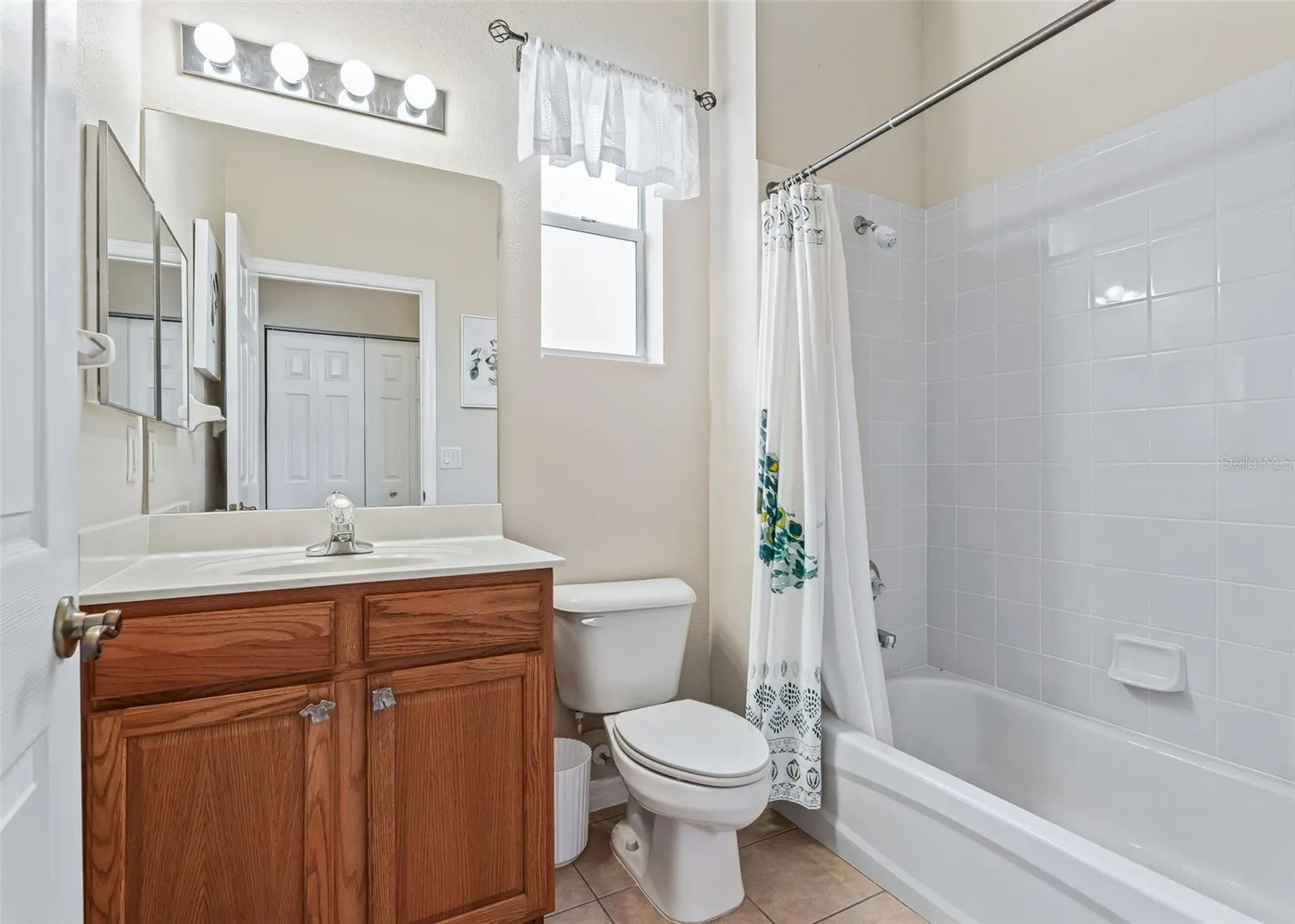 Guest bathroom w/Tiled Tub &amp; Shower combination