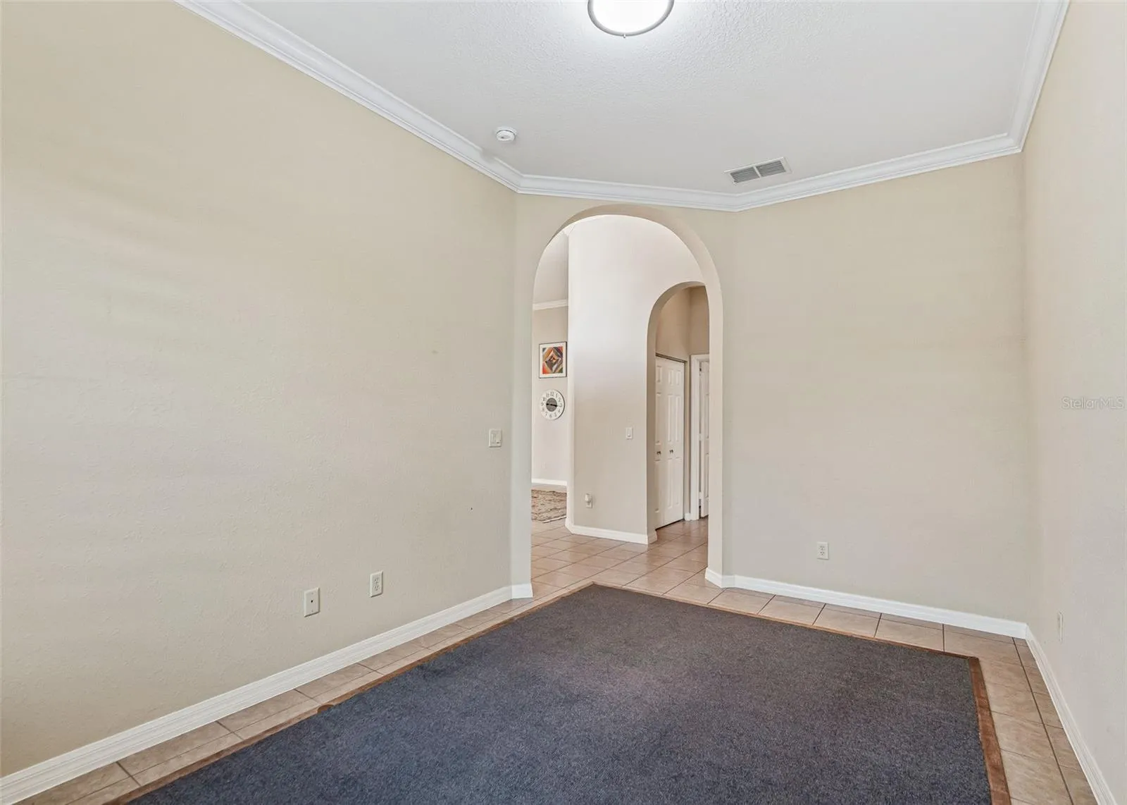 Can be used as an office or den