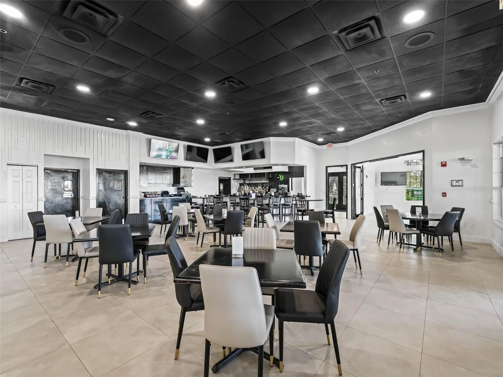 Restaurant &amp; Bar