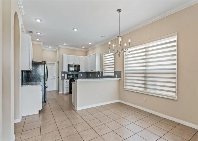 Eat in Kitchen w/Crown molding