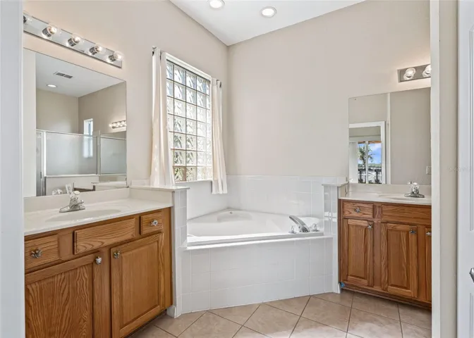 En suite w/2 Vanities