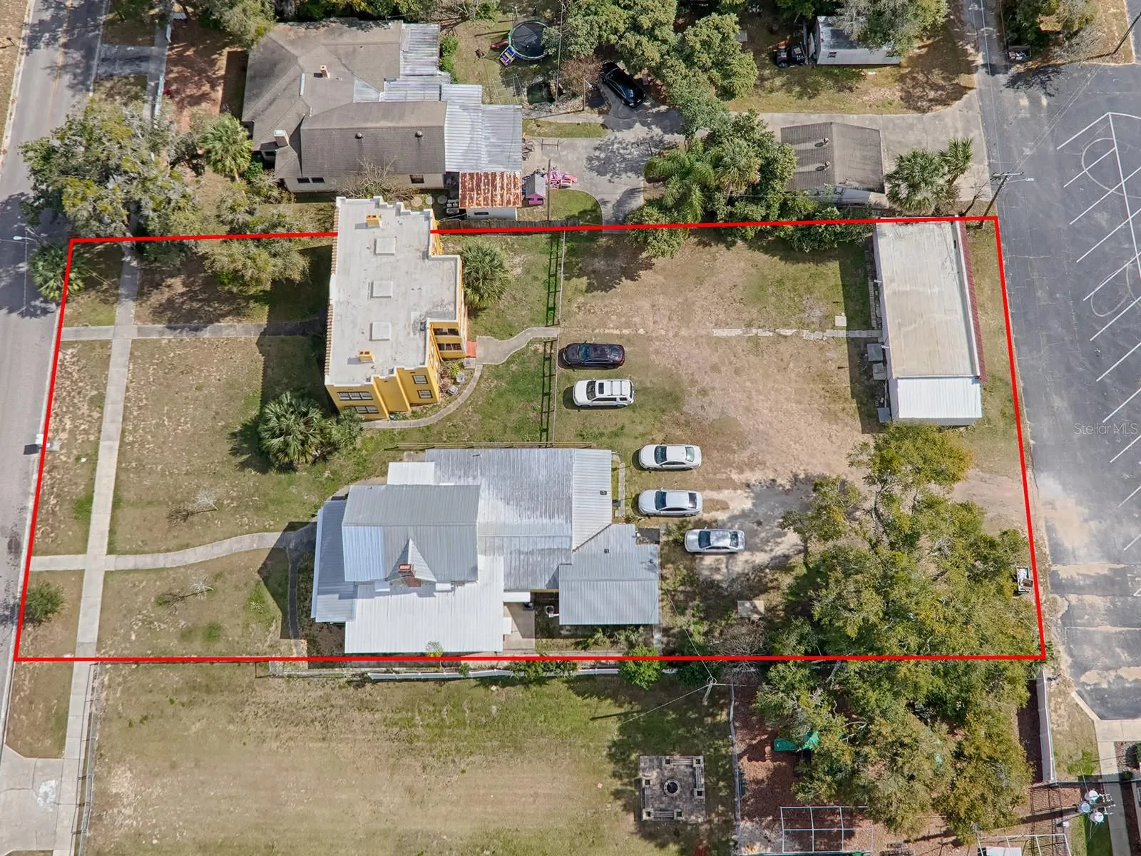 422 &amp; 426 E. Citrus Ave-(8) Apartments, (4) Storage Units