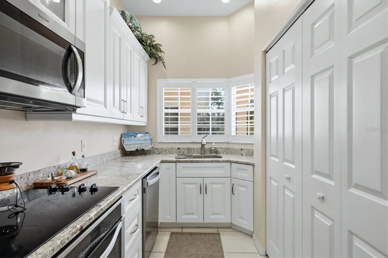 Granite counter tops, plantation shutters and PLENTY of storage.