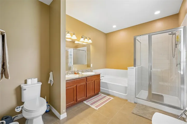 MASTER BATH WITH JACUZZI :)