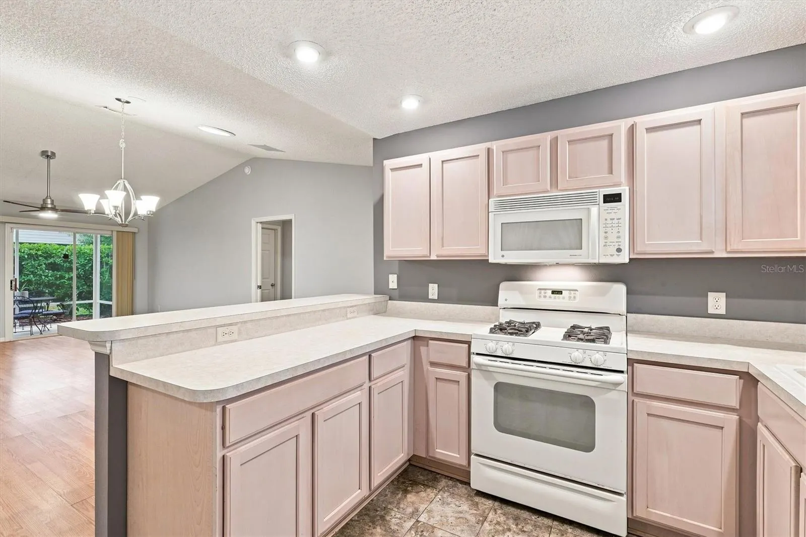 Kitchen: "Kitchen with breakfast bar and ample counter space, Village of Summerhill"
