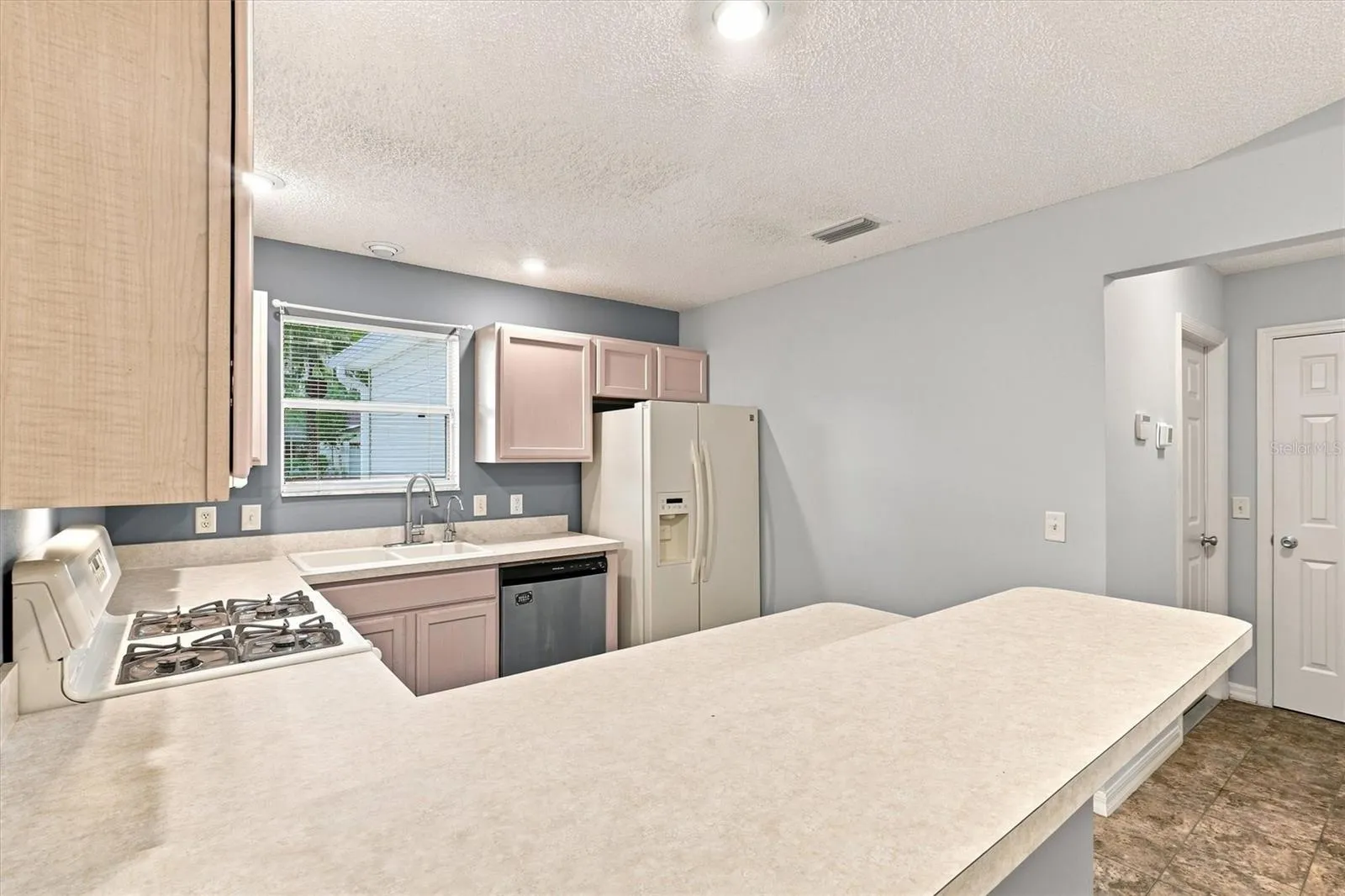 Kitchen: "Kitchen with breakfast bar and ample counter space, Village of Summerhill"