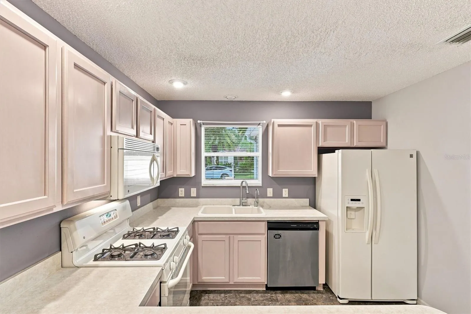 Kitchen: "Kitchen with breakfast bar and ample counter space, Village of Summerhill"