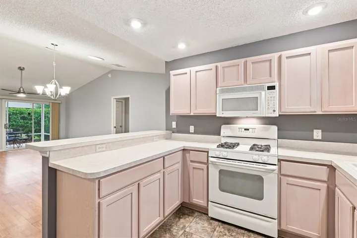 Kitchen: "Kitchen with breakfast bar and ample counter space, Village of Summerhill"