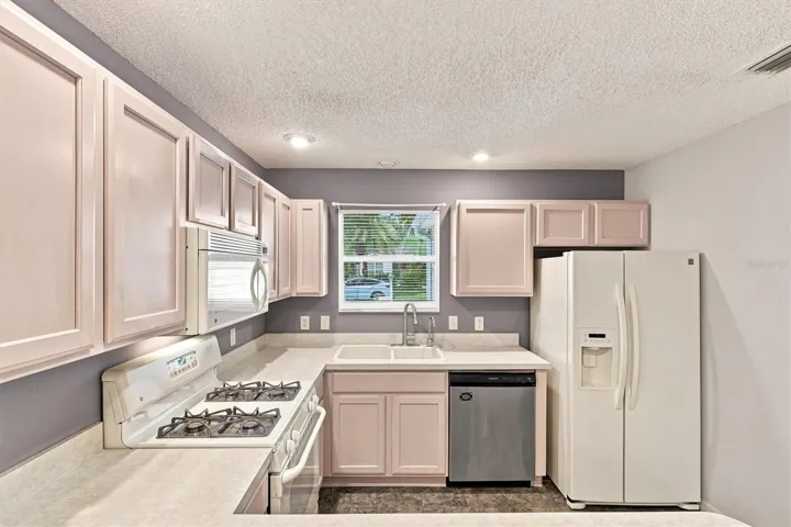 Kitchen: "Kitchen with breakfast bar and ample counter space, Village of Summerhill"