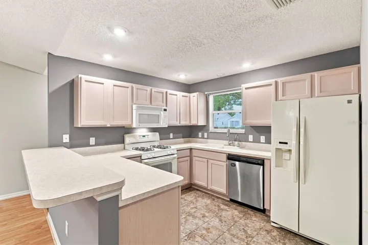Kitchen: "Kitchen with breakfast bar and ample counter space, Village of Summerhill"