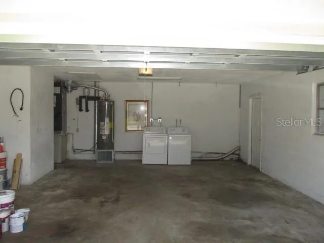Garage with Washer/Dryer