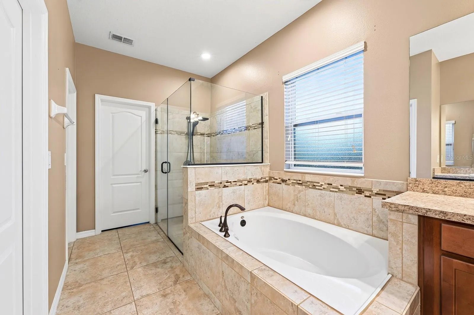 Main floor primary en-suite bath.