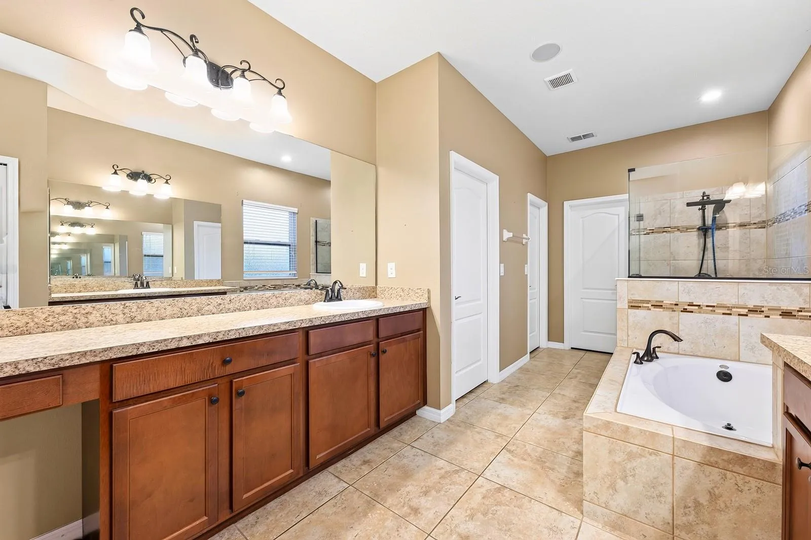 Main floor primary en-suite bath.