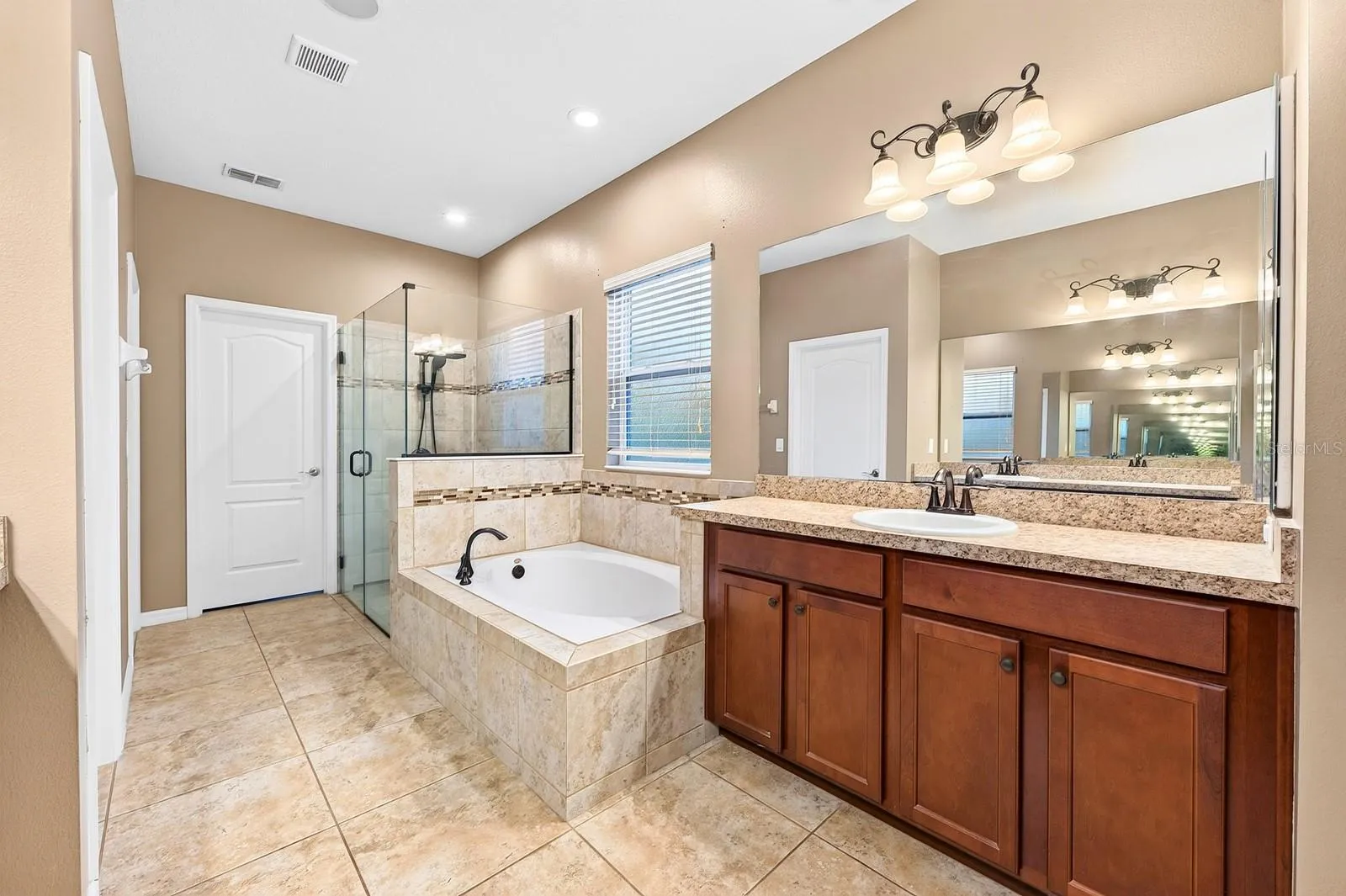 Main floor primary en-suite bath.