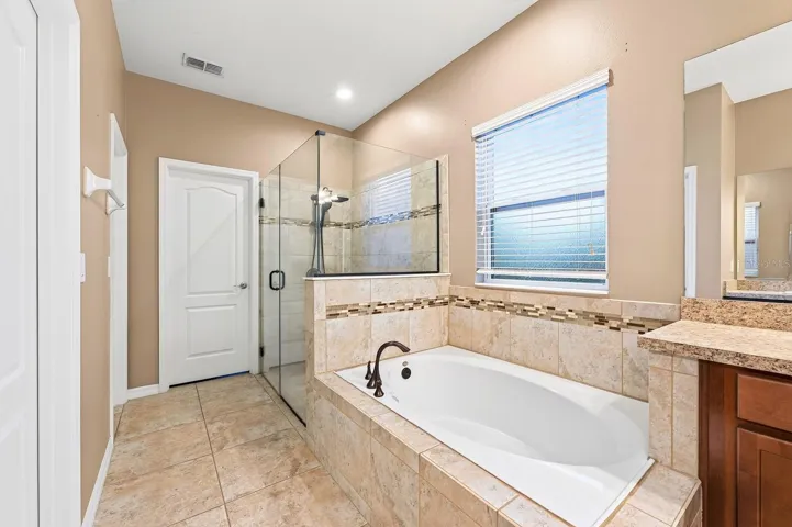 Main floor primary en-suite bath.