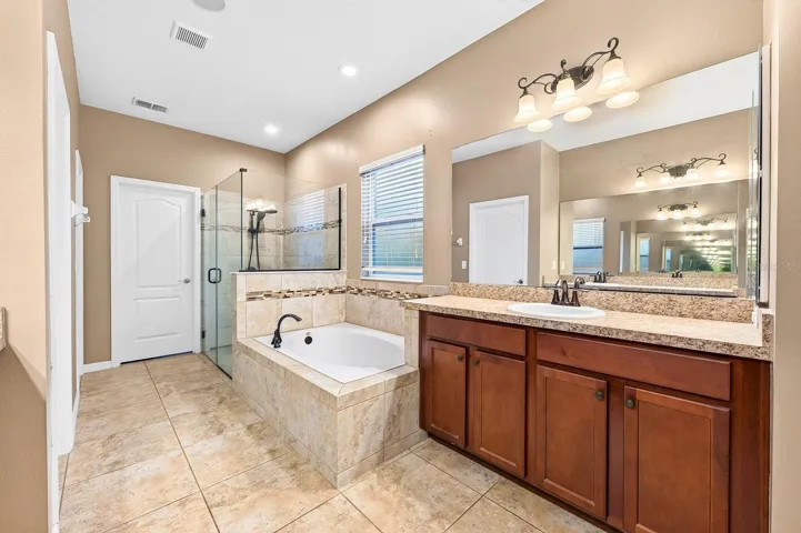 Main floor primary en-suite bath.