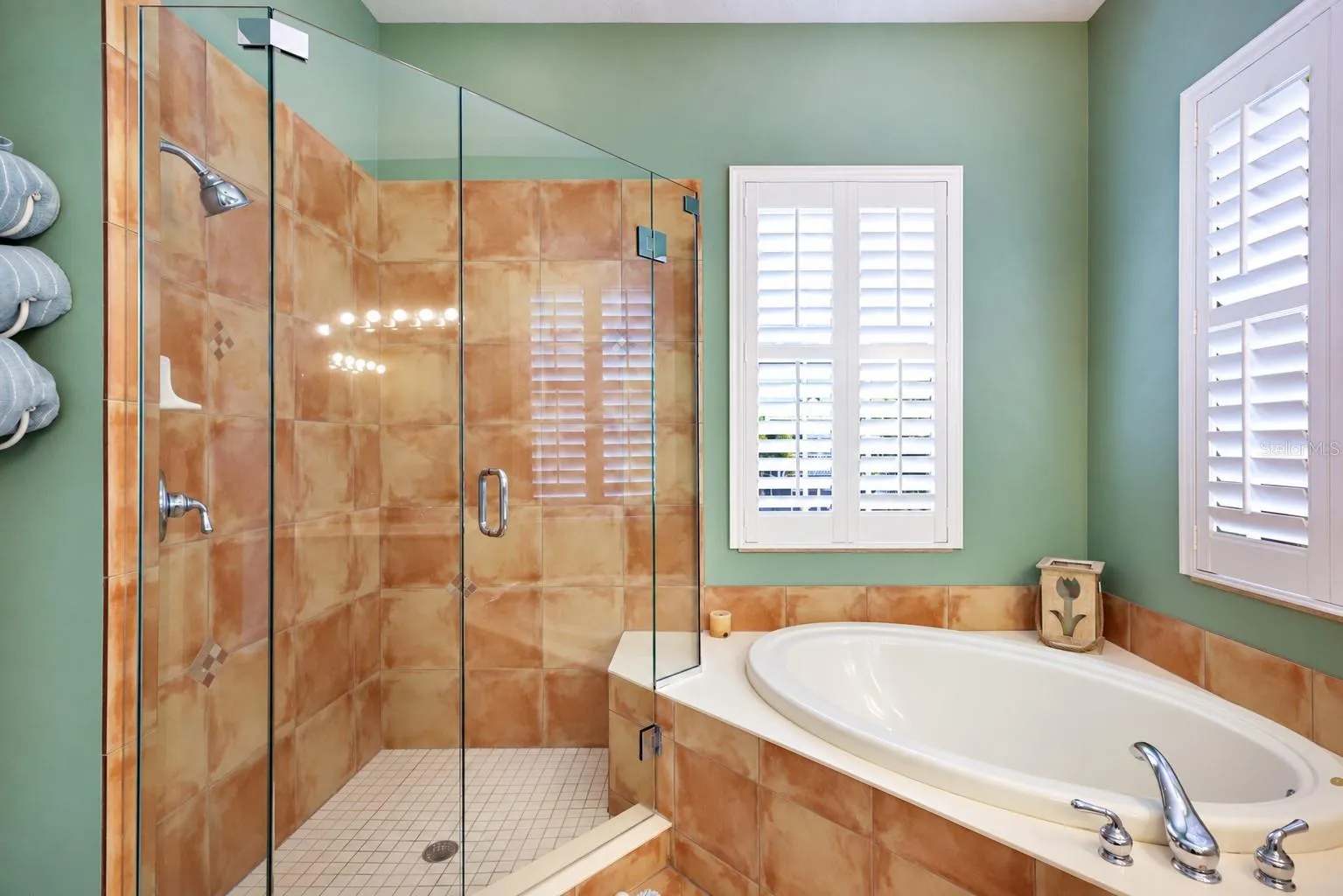 Primary ensuite-bathroom, dual sinks and garden tub