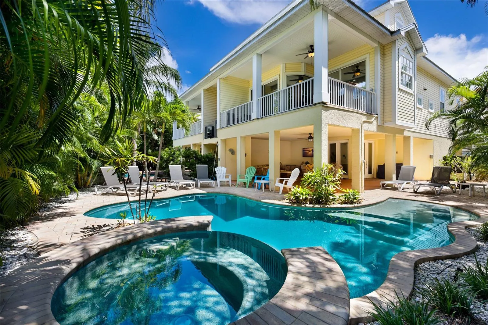 Pool with sun shelf and spa