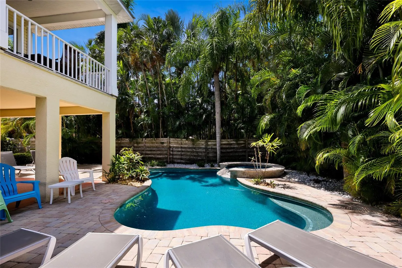 Pool with sun shelf and spa