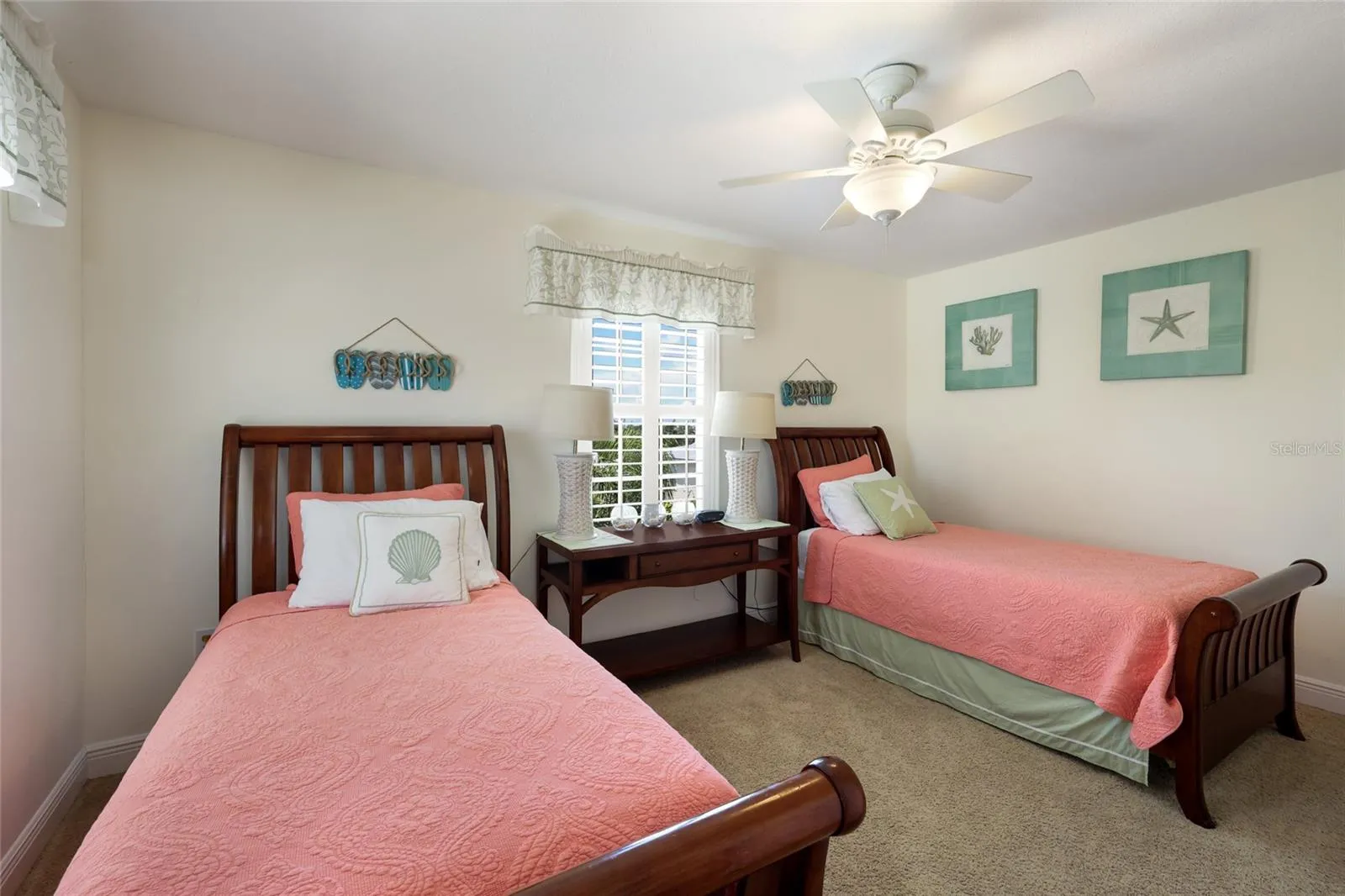 Bedroom 2, 2 single beds