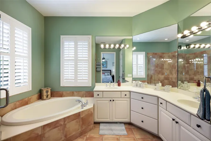Primary ensuite-bathroom, dual sinks and garden tub